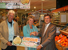Op de foto v.l.n.r.: Marten Hoekstra, Gelbrig Hof (prijswinnaar) en Kees Poiesz (Inkoopdirecteur Poiesz Supermarkten)