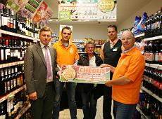 Op de foto v.l.n.r.: Kees Poiesz (Inkoopdirecteur Poiesz Supermarkten), Alexander van der Heide (prijswinnaar), Grietje Lantinga, Johan Bruinsma (bedrijfsleider Poiesz supermarkt in Grou) en Pieter Lantinga (prijswinnaar)