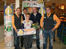Op de foto v.l.n.r. Douwe van der Lei, Richard Poiesz (Commercieel Manager Poiesz Supermarkten), Tineke Zuidema (prijswinnaar), John Breider en Nico Veenstra.
