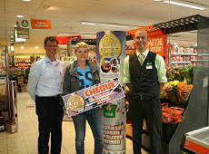 Op de foto v.l.n.r.: Richard Poiesz (Commercieel Manager Poiesz Supermarkten), mevrouw Van der Veen (prijswinnaar), Jan Paul Scholte (bedrijfsleider Poiesz supermarkt in Lemmer Haven)